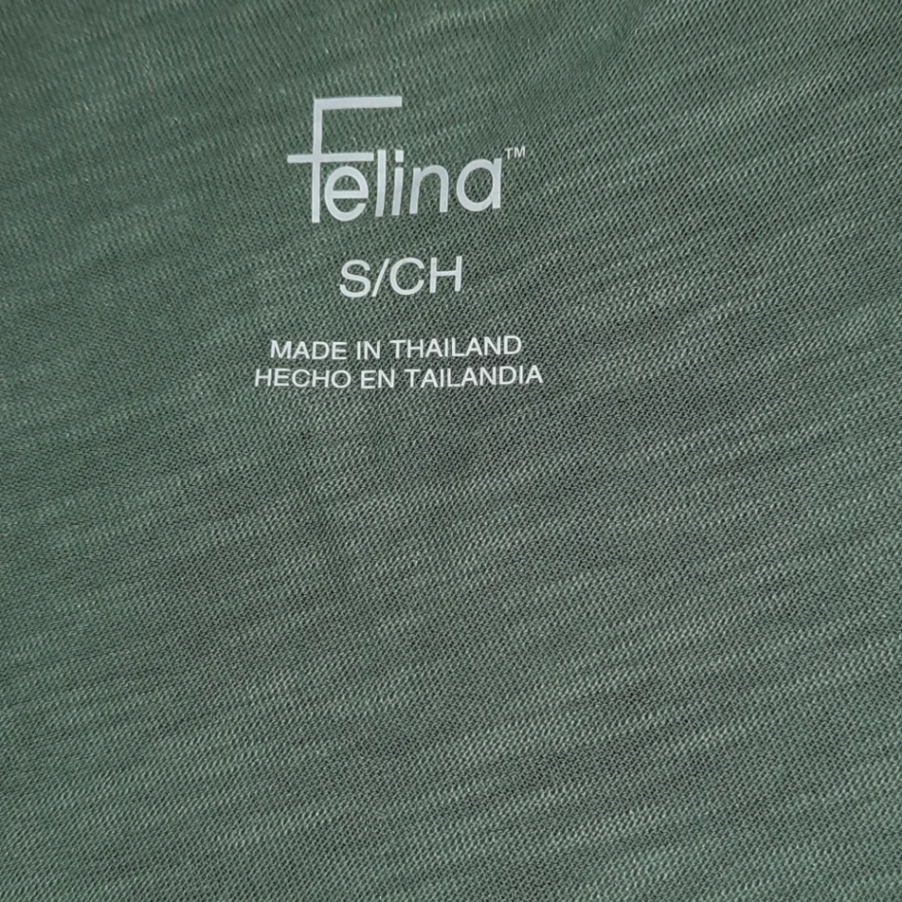 🍀3/15 🆕️ Woman's Light Green Tee-shirt - Picture 6 of 8